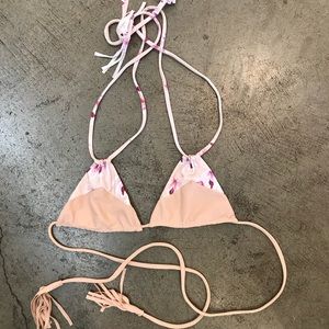 Great Condition Acacia small canons top in orchid